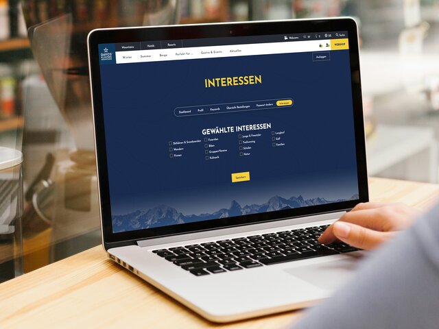 Eine Person wählt im Kundenkonto ihre Inressen aus.  | © Walsoedesign