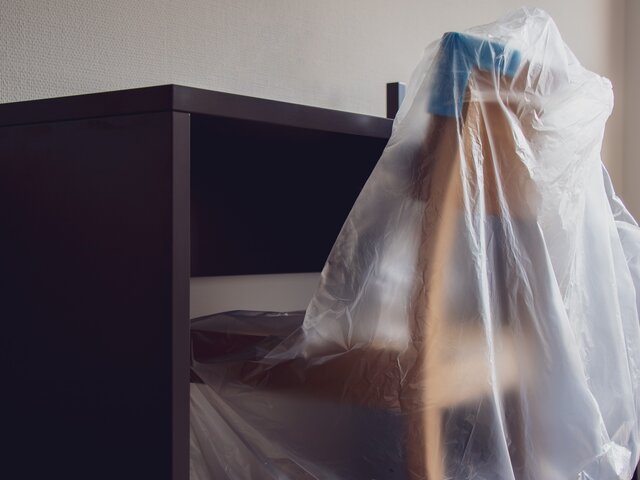 Ein eingepackter Stuhl steht im Hotel Strela in einem Zimmer.  | © Davos Klosters Mountains