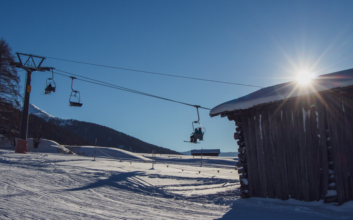 3 Skifahrer auf dem Sessellift Carjöl am Jakobshorn | © Davos Klosters Mountains