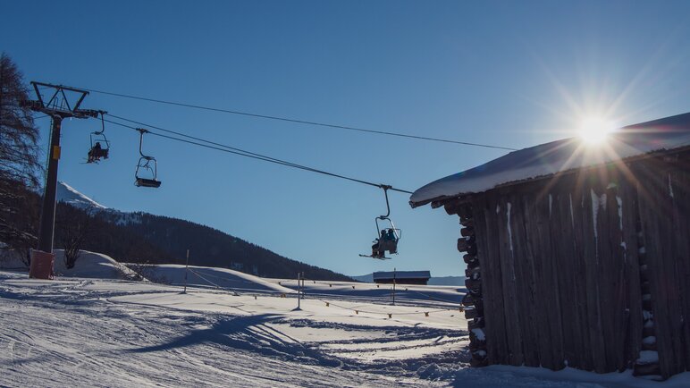 3 Skifahrer auf dem Sessellift Carjöl am Jakobshorn | © Davos Klosters Mountains