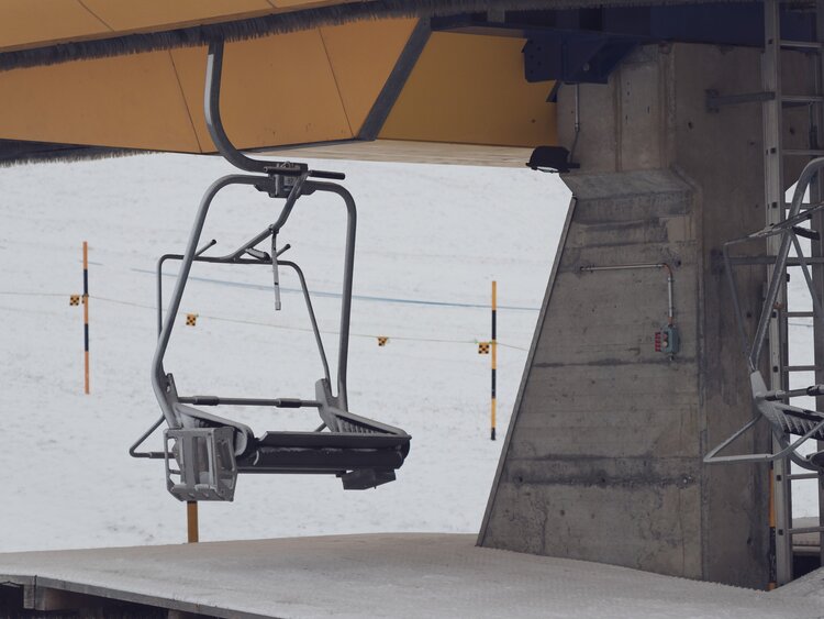 Einzelner Sesselfift bei Schneefall | © Davos Klosters Mountains