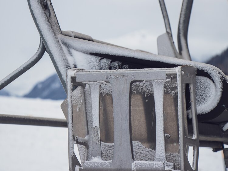 Verschneiter Sessel vom Sessellift | © Davos Klosters Mountains