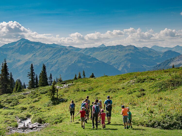 Eine Familiengruppe geniesst die Wanderung auf Madrisa.  | © Davos Klosters Mountains