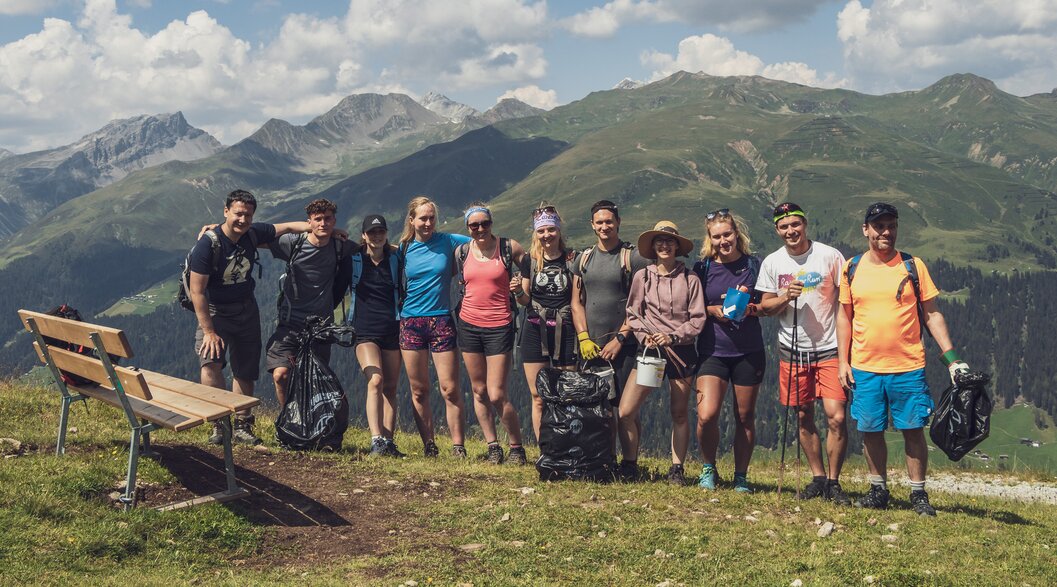 Gruppenbild Teilnehmer Umweltcamp | © Davos Klosters Mountains Die elf Teilnehmer des Umweltcamps stellen sich zu einem Gruppenbild auf dem Jakobshorn zusammen. | © Davos Klosters Mountains