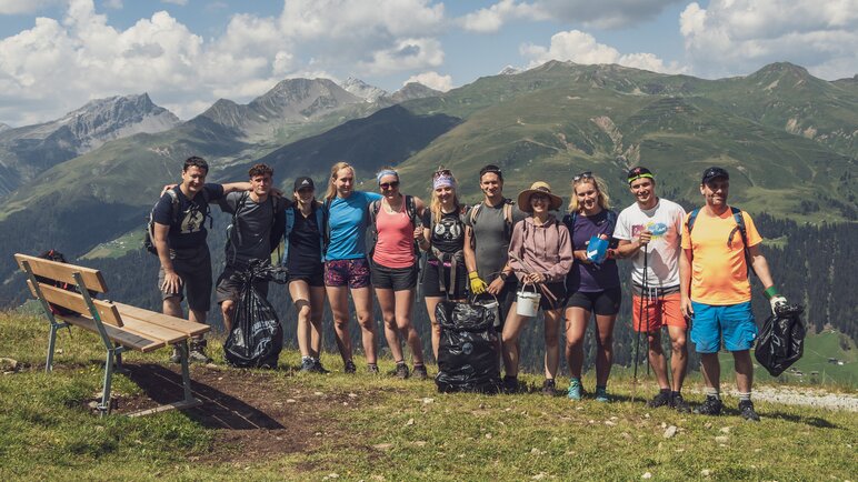 Die elf Teilnehmer des Umweltcamps stellen sich zu einem Gruppenbild auf dem Jakobshorn zusammen.  | © Davos Klosters Mountains