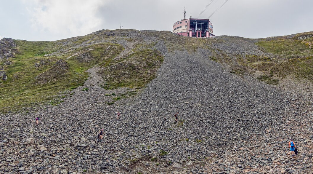 Bergstation Jakobshorn Aufräumaktion | © Davos Klosters Mountains Teilnehmer des Umweltcamps sammeln unterhalb der Bergstation Jakobshorn Abfall zusammen. | © Davos Klosters Mountains