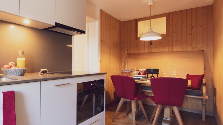 Der Essbereich der 2.5 Zimmer Wohnung in der Parsenn Lodge strahlt im neuen Glanz.  | © Davos Klosters Mountains