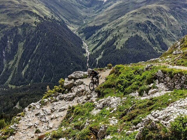 Matteo Manno fährt den Signal Trail Gotschna , das Dischmatal ist in der Ferne ersichtlich.  | © Matteo Manno