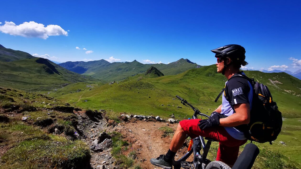Ein Biker geniesst die Aussicht auf dem Grünsee Trail. | © Christoph Koch