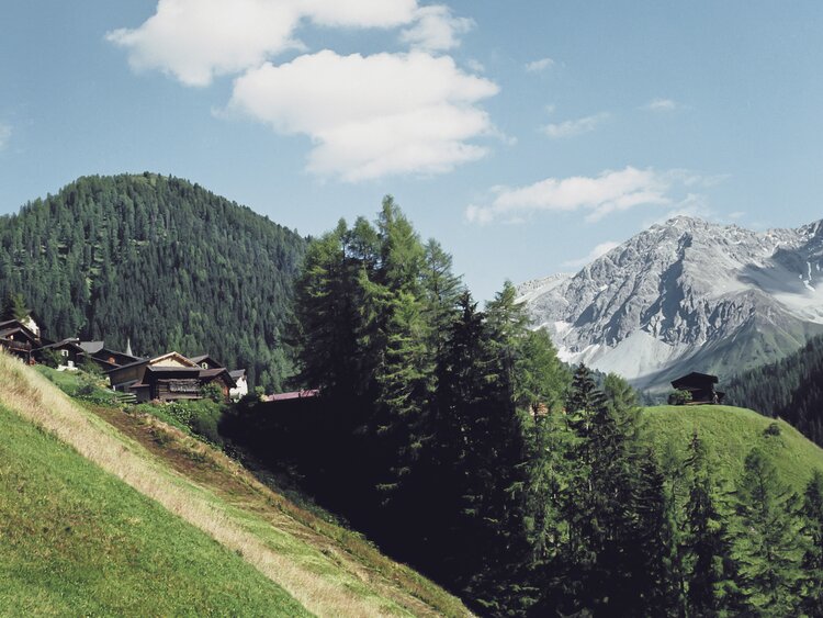 Das Walserdorf Monstein liegt in einer traumhaften Berglandschaft eingebettet. | © Davos Toursimsus / Raphael Koch