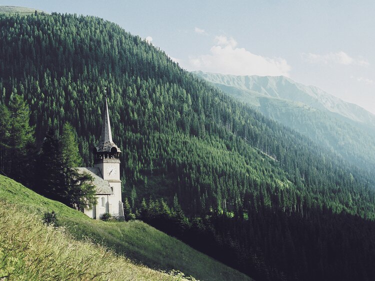 Blick auf die wunderschöne und traditionelle Kirche von Monstein.  | © Davos Tourismus / Raphael Koch
