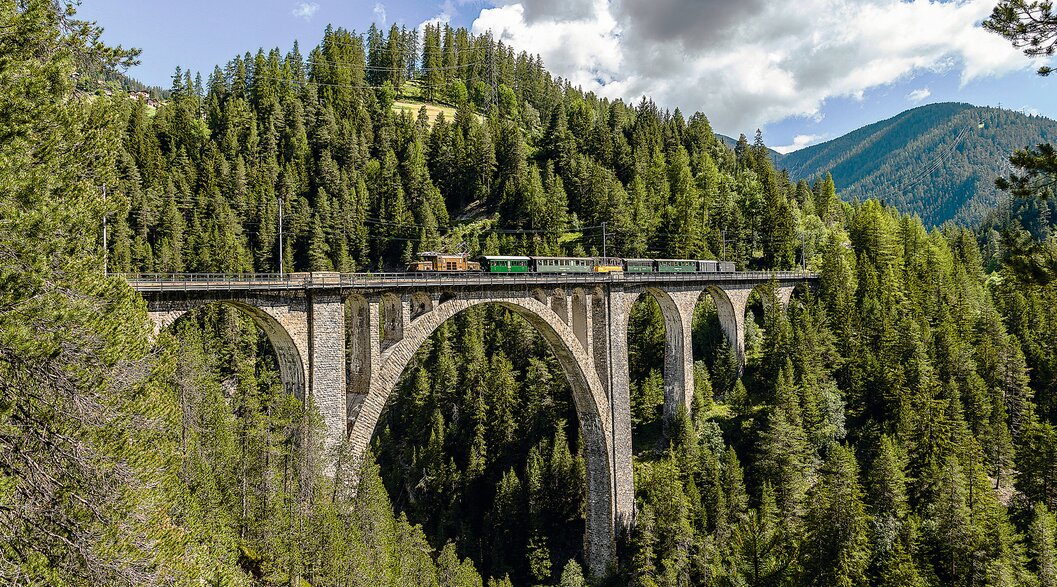 Nostalgiezug Wiesner Viadukt | © Andrea Badrutt Der Nostalgiezug mit der Krokodil-Lokomative fährt über das Viadukt in der Zügenschlucht. | © Andrea Badrutt