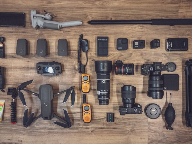 Die Fotoausrüstung für das Fotoshooting liegt auf dem Tisch ausgelegt. | © Davos Klosters Mountains