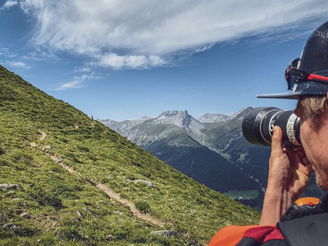 Der Fotograf fotografiert zwei Models auf dem Wanderweg auf dem Rinerhorn.  | © Davos Klosters Mountains