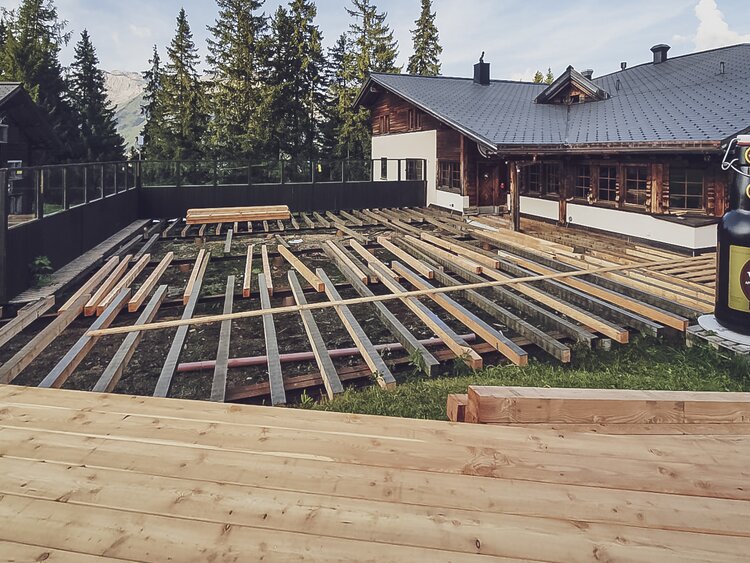 Die Terrasse der Serneuser Schwendi wird in den Sommermonaten sowie in der Zwischensaison erneuert. | © Davos Klosters Mountains