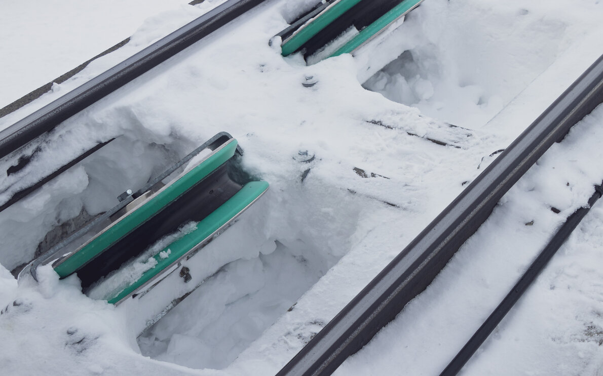 Das Gleis muss von Schnee befreit werden, damit die Rollen drehen und die Parsennbahn fährt.  | © Davos Klosters Mountains