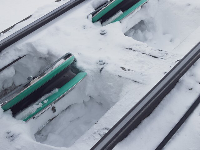 Das Gleis muss von Schnee befreit werden, damit die Rollen drehen und die Parsennbahn fährt.  | © Davos Klosters Mountains