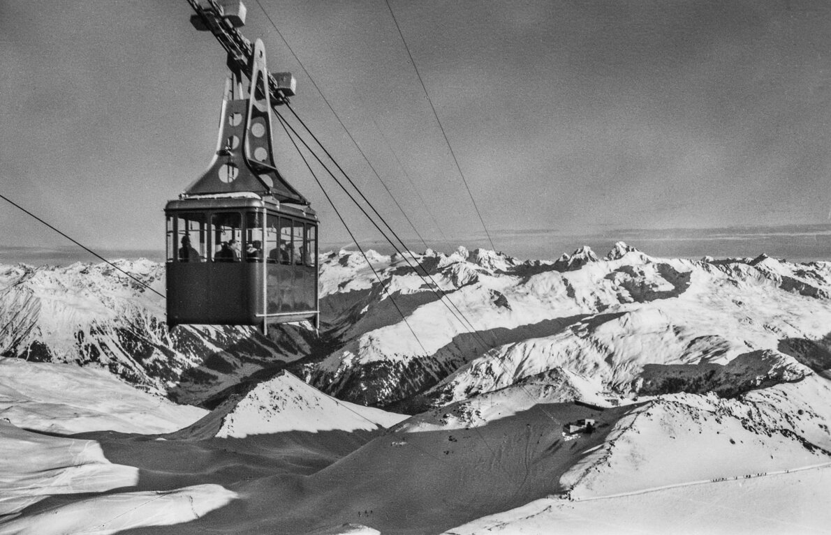 Die schwarz-weiss Fotografie zeigt die damalige Gondel der Gipfelbahn auf Parsenn.  | © Davos Klosters Mountains