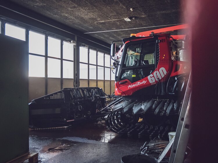 Der Pistenbully 600 steht in der Garage und wartet auf seinen Einsatz.  | © Davos Klosters Mountains