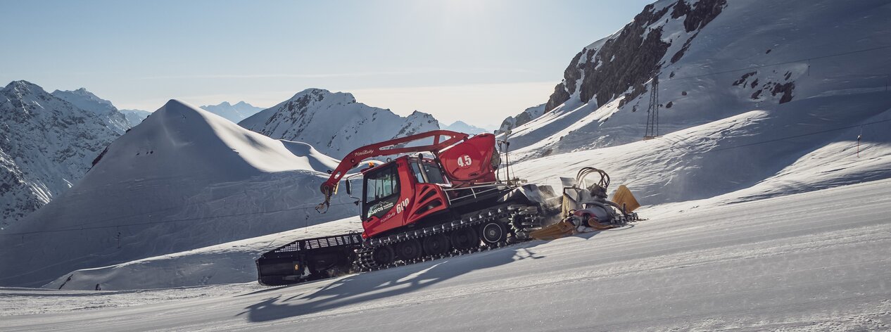 Ein Pistenbully 600 präpariert die Piste Hauptertäli auf Parsenn bei Abendsonne. | © Davos Klosters Mountains