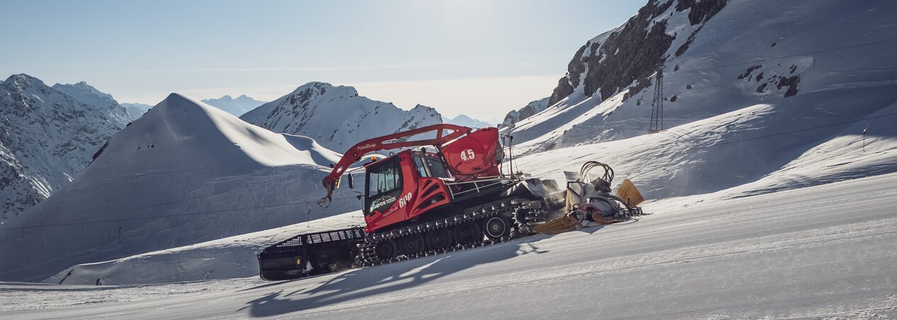 Pistenbully Sonne Parsenn | © Davos Klosters Mountains Ein Pistenbully 600 präpariert die Piste Hauptertäli auf Parsenn bei Abendsonne. | © Davos Klosters Mountains