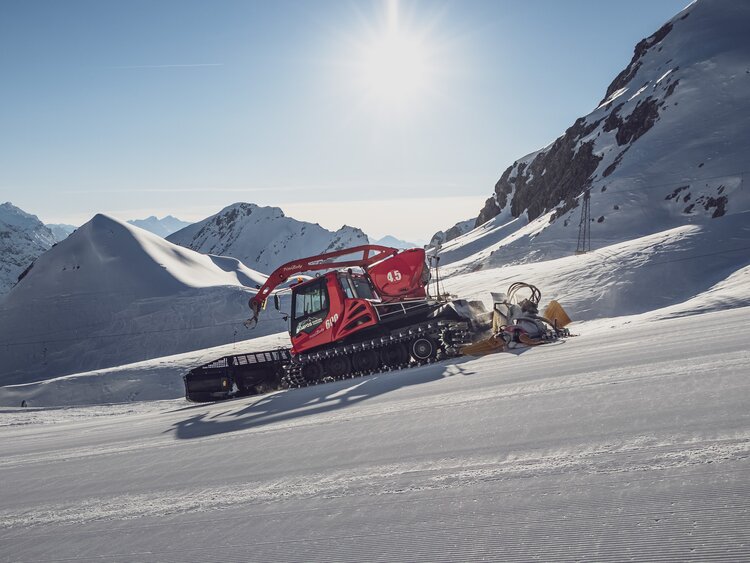 Ein Pistenbully 600 präpariert die Piste Hauptertäli auf Parsenn bei Abendsonne. | © Davos Klosters Mountains