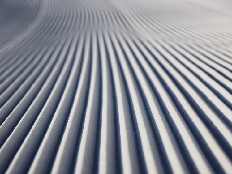 Bei der perfekt präparierten Piste sind perfekte Rillen im Schnee erkennbar. | © Davos Klosters Mountains