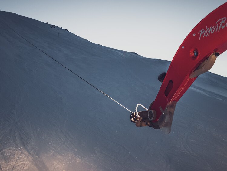 Mit Hilfe der Winde zieht sich der Pistenbully den Hang hinauf.  | © Davos Klosters Mountains