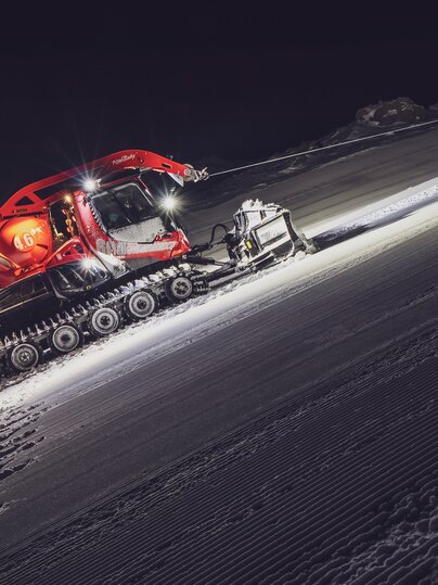 Der Pistenbully-Fahrer ist nachts unterwegs und präpariert die Pisten.  | © Davos Klosters Mountains