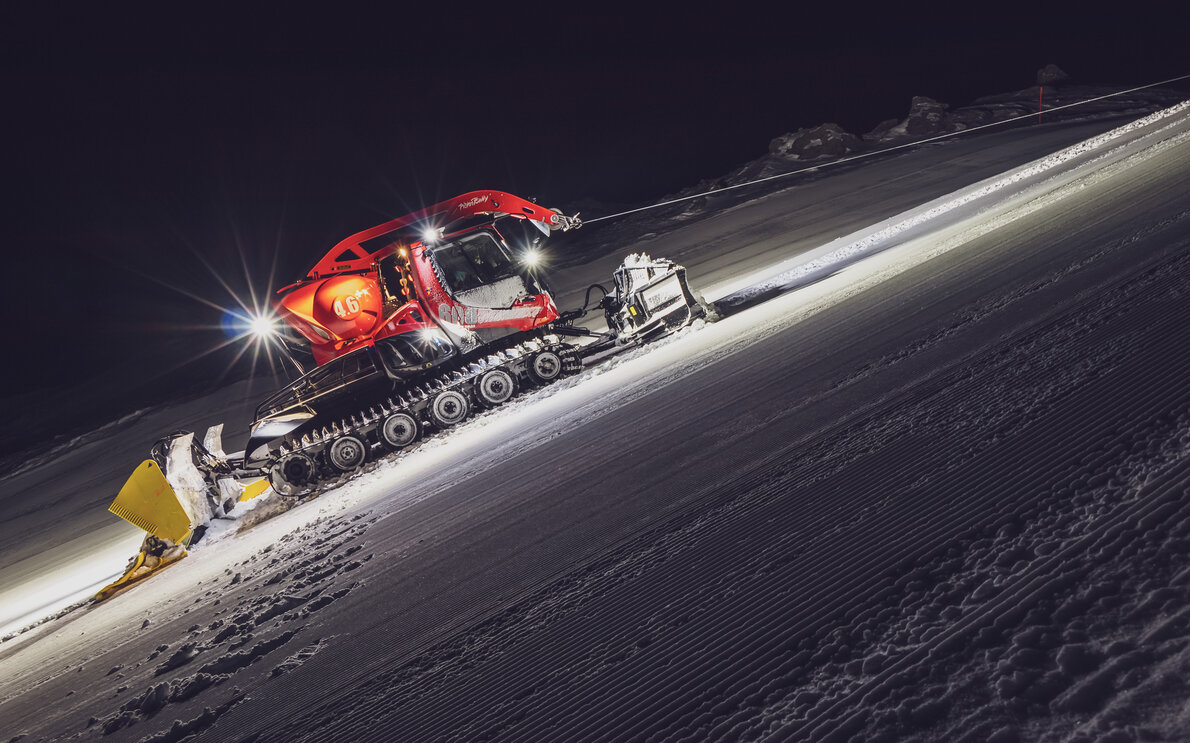 Der Pistenbully-Fahrer ist nachts unterwegs und präpariert die Pisten.  | © Davos Klosters Mountains