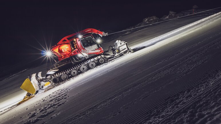 Der Pistenbully-Fahrer ist nachts unterwegs und präpariert die Pisten.  | © Davos Klosters Mountains