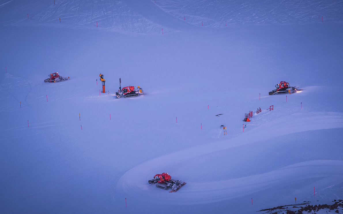 Vier Pistenbullys sind in der Nacht unterwegs und präparieren die Pisten des Skigebietes Parsenn.  | © Davos Klosters Mountains