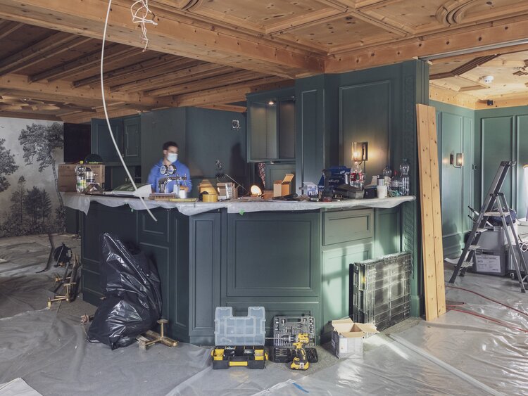 Der Eingangsraum des Restaurants Piz Piz mit der Bar in der Mitte wurde während den Umgestaltungsarbeiten grün gestrichen.  | © Davos Klosters Mountains