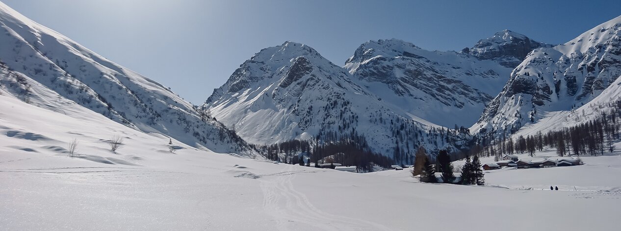 Blick in das verschneite Sertigtal mit dem Gipfel Mittagshorn im Hintergrund.  | © Davos Klosters Mountains
