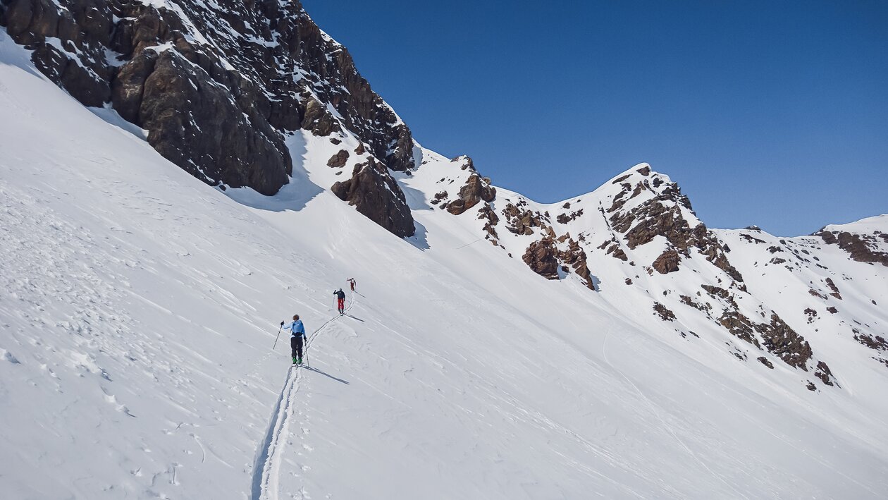 Drei Skitourengänger sind hintereinander auf der gleichen Spur unterwegs. | © Davos Klosters Mountains