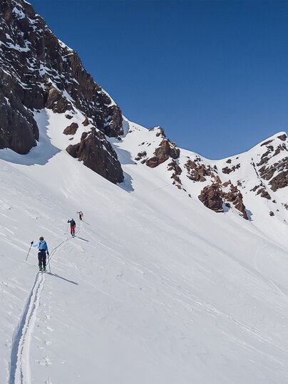 Drei Skitourengänger sind hintereinander auf der gleichen Spur unterwegs. | © Davos Klosters Mountains