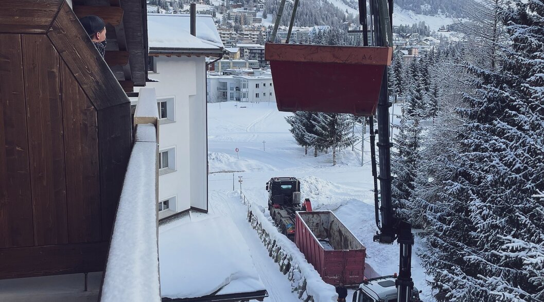 Mit dem Lastwagen Kran wird der Container in den oberen Stock des Hotel Waldhuus gehievt.  | © Davos Klosters Mountains