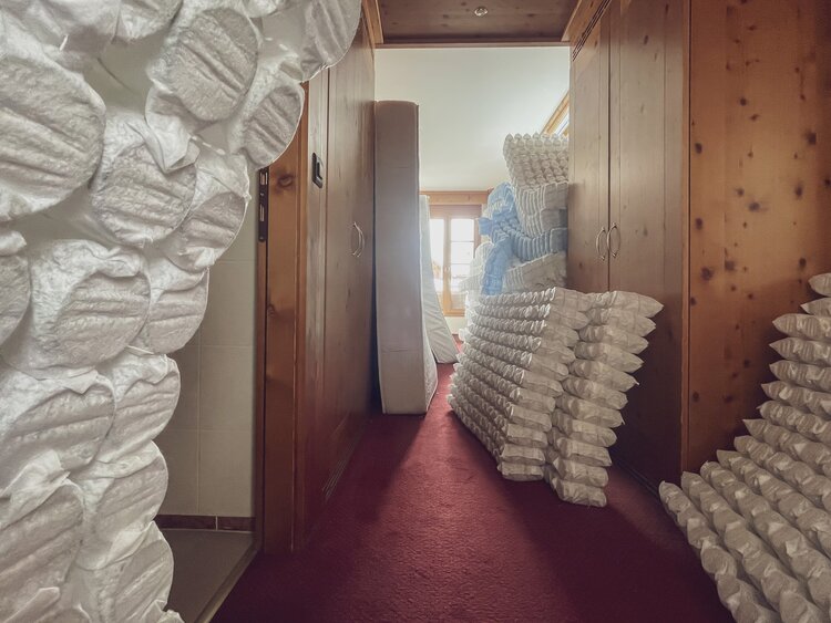 Die Zimmer werden während dem Umbau ausgeräumt, die Matrazen werden auf dem Foto auf dem Korridor zwischengelagert.  | © Davos Klosters Mountains