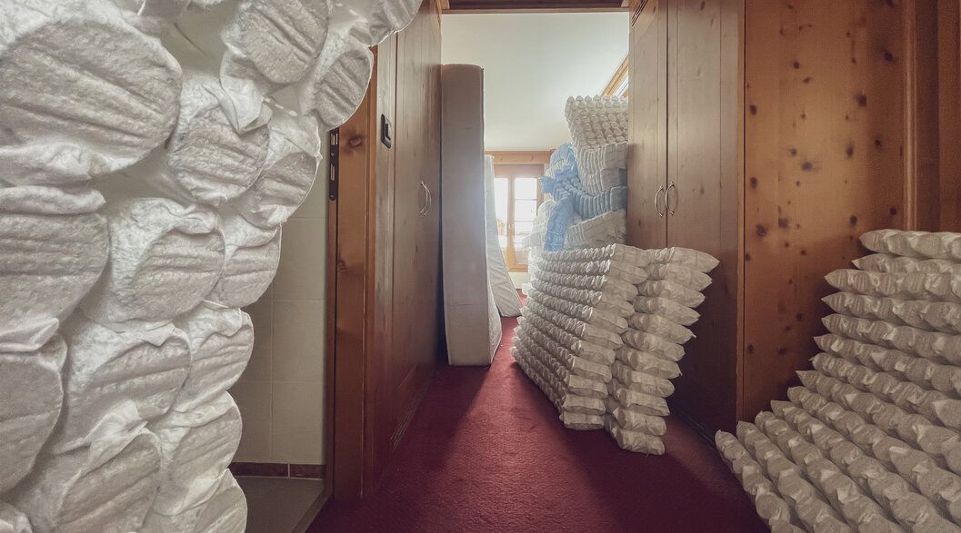 Die Zimmer werden während dem Umbau ausgeräumt, die Matrazen werden auf dem Foto auf dem Korridor zwischengelagert.  | © Davos Klosters Mountains