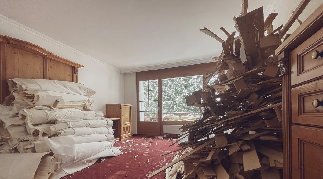 In den Zimmern liegt das herausgerissene Material des Umbaus im Hotel Waldhuus Davos.  | © Davos Klosters Mountains