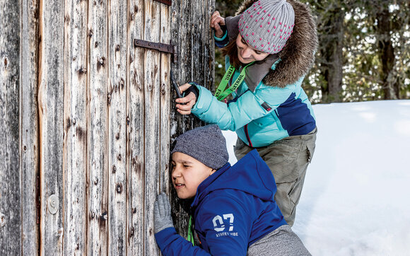 Two children doing riddles on the Foxtrail in Davos. | © Destination Davos Klosters | Andrea Badrutt