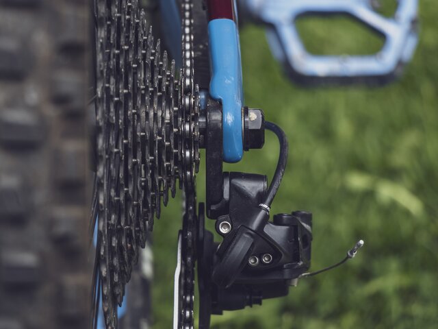 Nahansicht der Schaltwerk mit der daraufliegenden Kette eines Mountainbikes. | © Davos Klosters Mountains