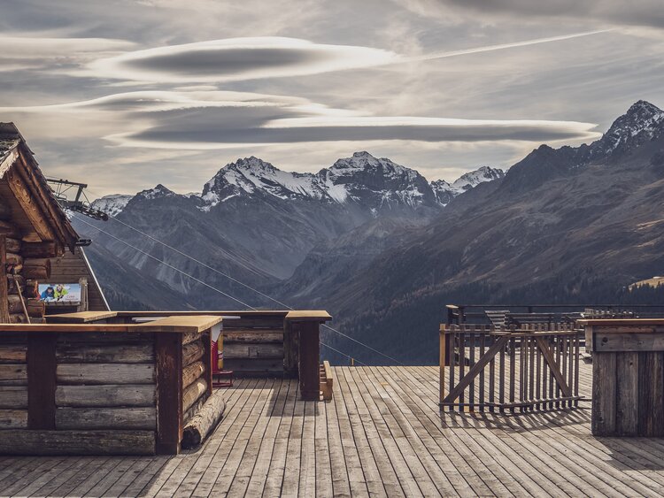 Blick über die Sonnenterrasse des Bergrestaurants Clavadeler Alp in Richtung Sertig Tal, die Szene in herbstlicher Stimmung. | © Davos Klosters Mountains