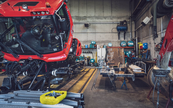 Blick in die Werkstatt Jakobshorn, mit Werkbank und Pistenbully, der repariert wird. | © Davos Klosters Mountains