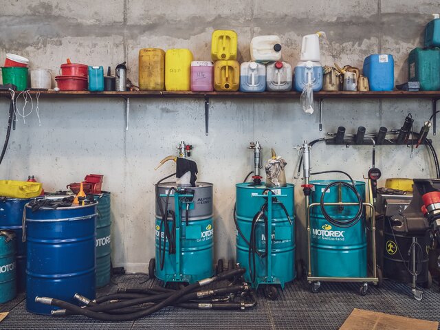 Schmiermittel und Öle für die Pistenbullys stehen in der Garage Jakobshorn bereit. | © Davos Klosters Mountains
