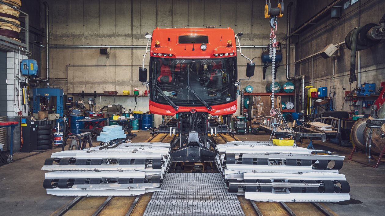 Der Pistenbully wird für die Revision in seine Einzelteile zerlegt und steht in der Garage Usser Isch. | © Davos Klosters Mountains