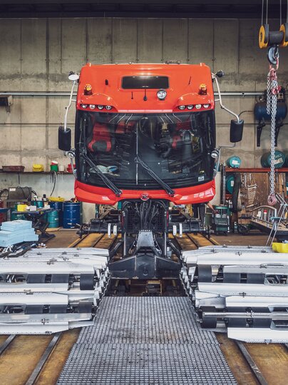 Der Pistenbully wird für die Revision in seine Einzelteile zerlegt und steht in der Garage Usser Isch. | © Davos Klosters Mountains