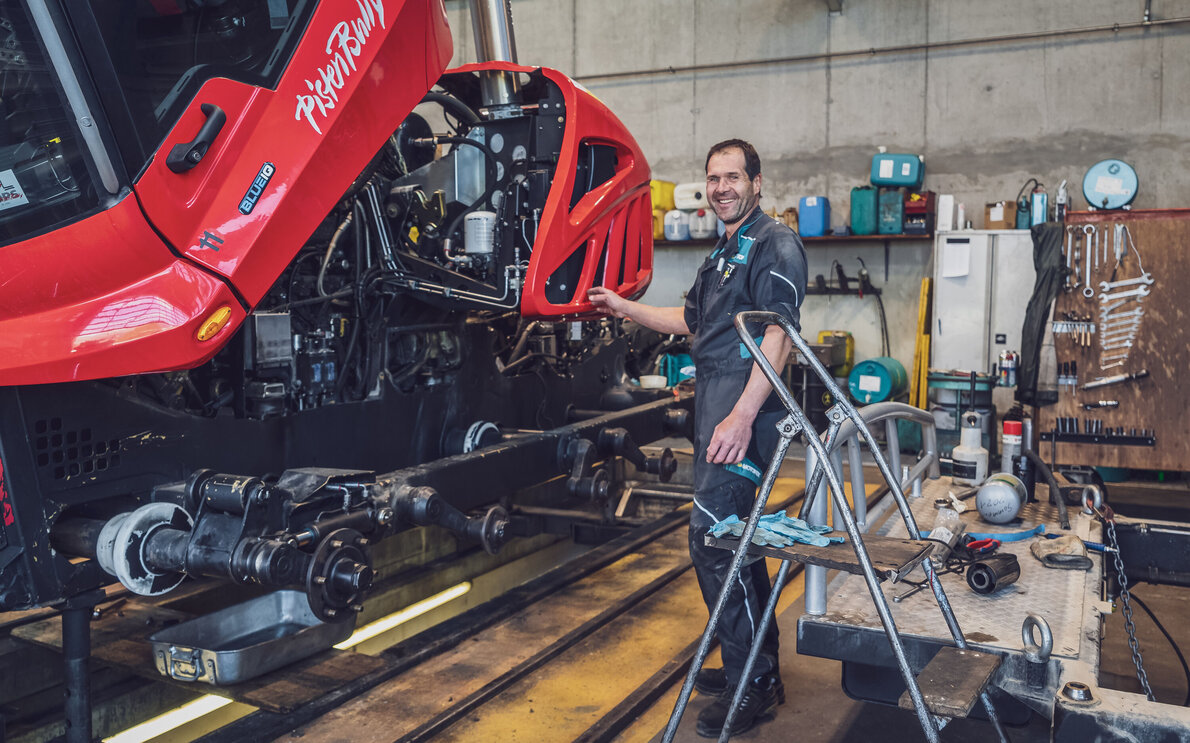 Der Pistenbully-Mechaniker Frigo vom Jakobshorn macht die Wartung der Pistenbullys in seiner Garage. | © Davos Klosters Mountains