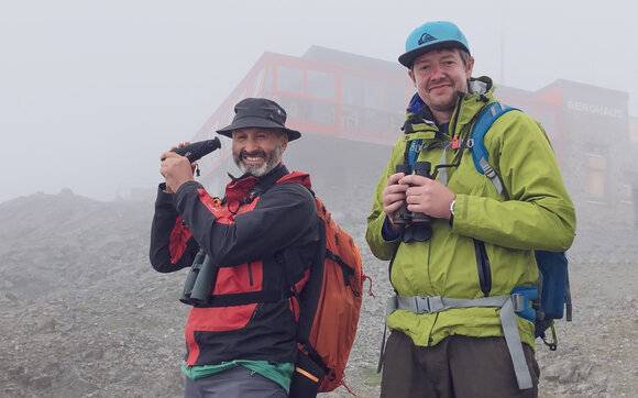 Die beiden Guides von Pur erleben beobachten mit ihren Ferngläsern die Steinböcke auf Parsenn.  | © Davos Klosters Mountains