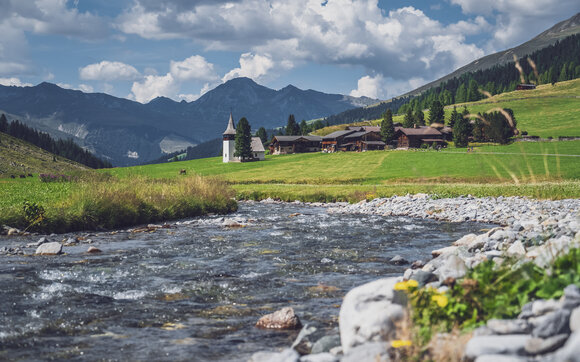 Blick auf die Kirche im Sertigtal im Sommer. | © Davos Klosters Mountains